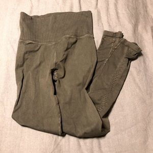 EUC Free People Movement Good Karma leggings. Olive green. Size: XS/S